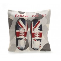 Διακοσμητικο μαξιλαρι με παπουτσια και την σημαια της Αγγλιας σε μπεζ γκρι φοντο 45x45cm